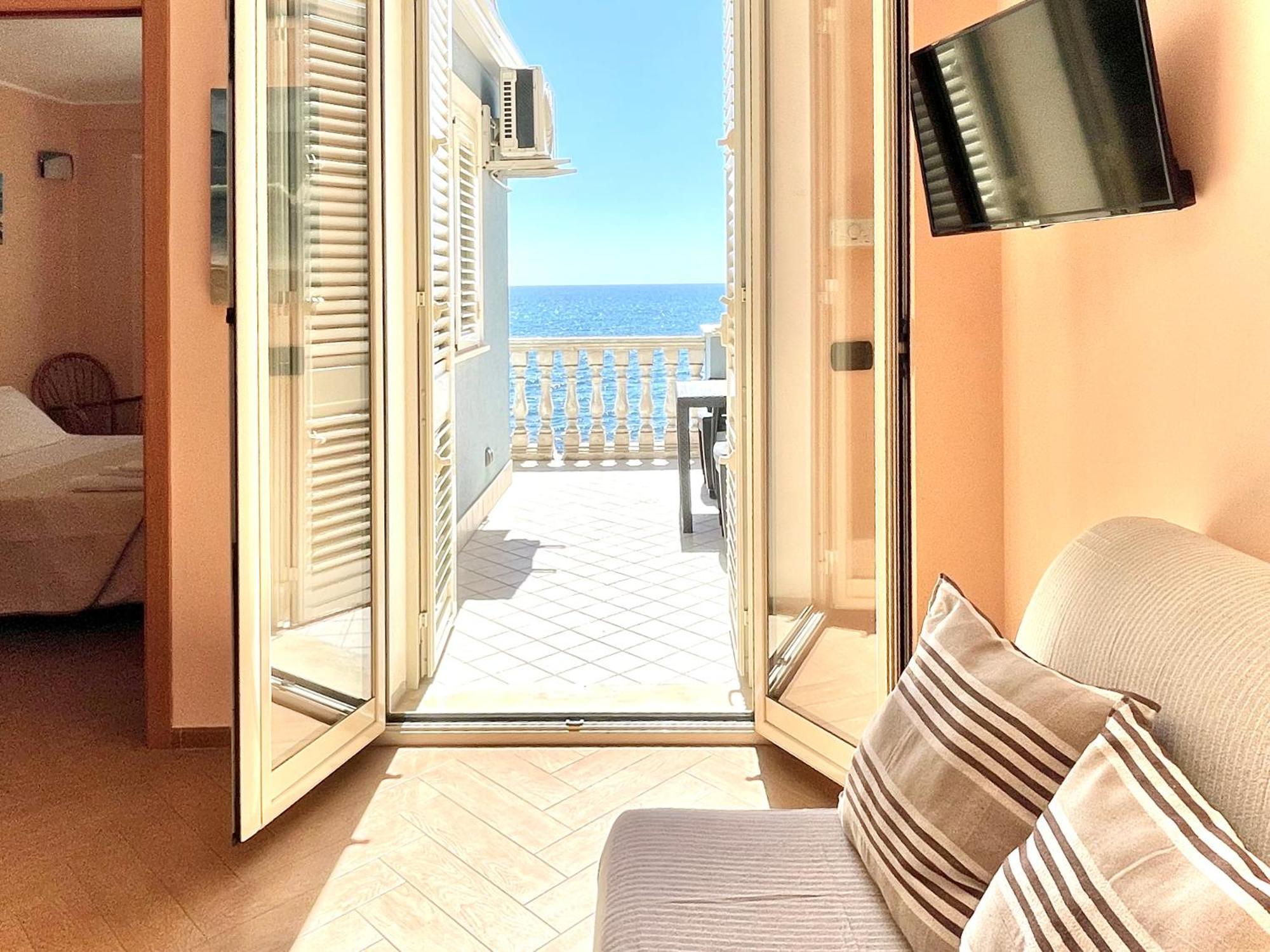 Maremare Apartments Giardini Naxos Dış mekan fotoğraf